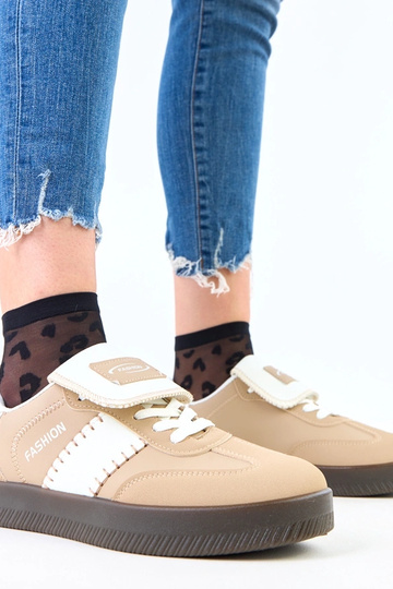 Zapatillas deportivas marrones sobre plataforma con costuras Puente