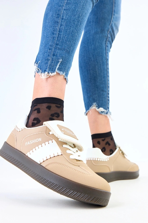 Zapatillas deportivas marrones sobre...