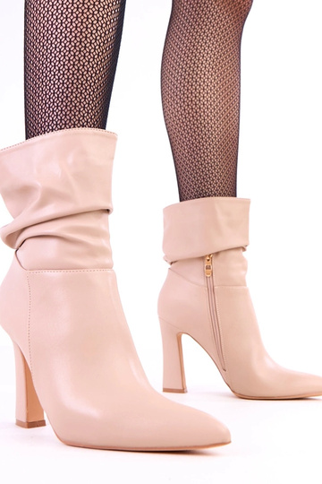 Botines beige con tacones... 2