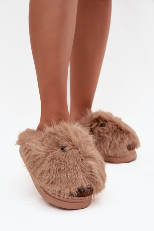 con un abrigo de piel Kapice Femenino Kapibary de color caqui Pravelle