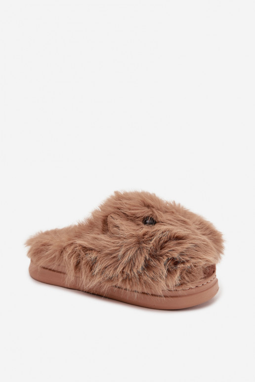 con un abrigo de piel Kapice Femenino Kapibary de color caqui Pravelle