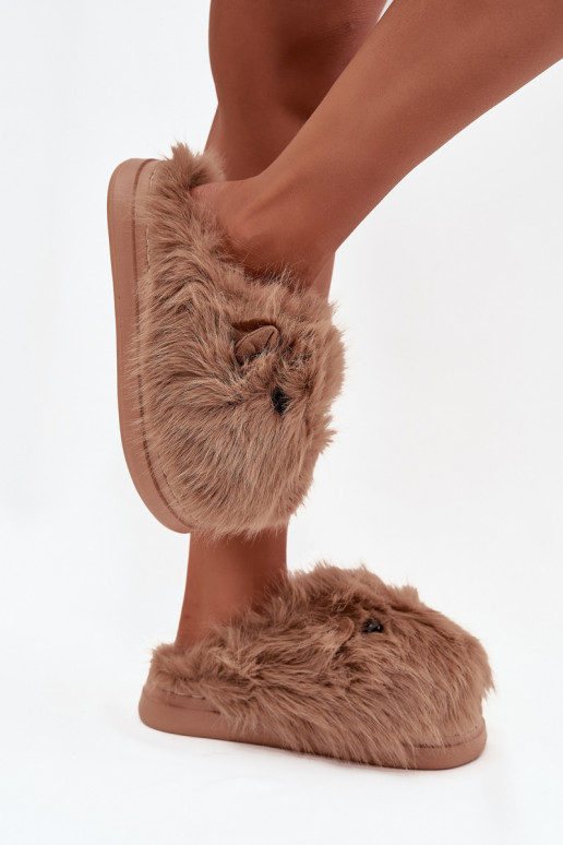 con un abrigo de piel Kapice Femenino Kapibary de color caqui Pravelle