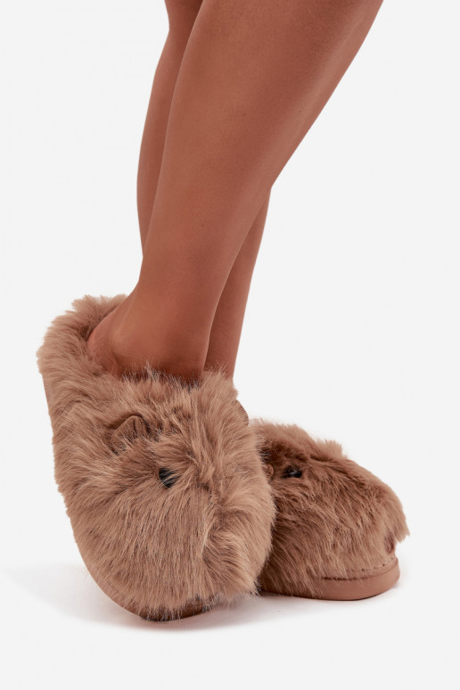 con un abrigo de piel Kapice Femenino Kapibary de color caqui Pravelle