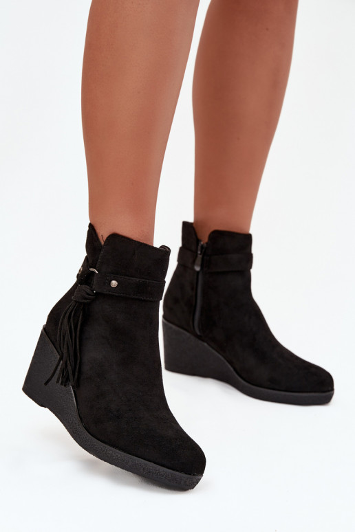 calentamiento Botas de mujer en una cuña con flecos de color negro Olivarae