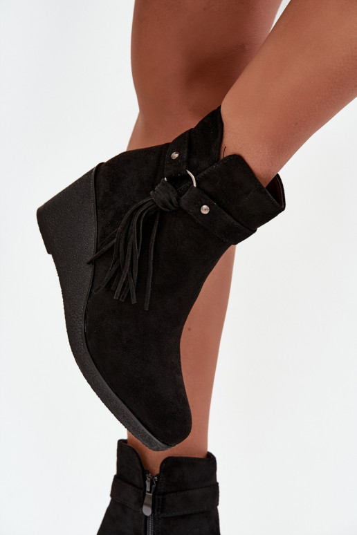 calentamiento Botas de mujer en una cuña con flecos de color negro Olivarae