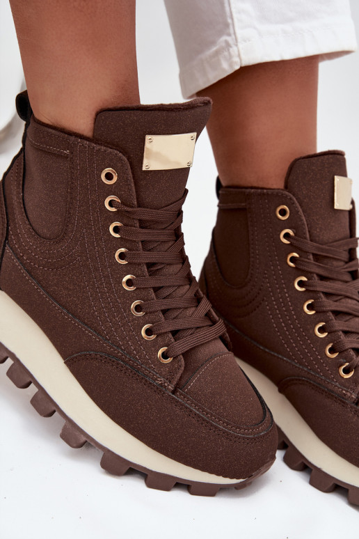 calentamiento zapatos Femenino con una plataforma color marrón Tiene querivira