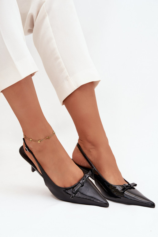 Zapatos de charol con tacones delgados y lazos color negro Olvena