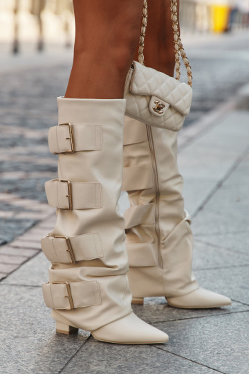 Botas altas de mujer con tacones, punta cosida y hebillas doradas color marfil Isavelle 2