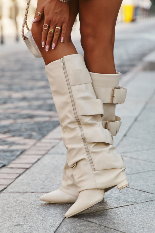 Botas altas de mujer con tacones, punta cosida y hebillas doradas color marfil Isavelle Botas altas de mujer con tacones, punta cosida y hebillas doradas color marfil Isavelle