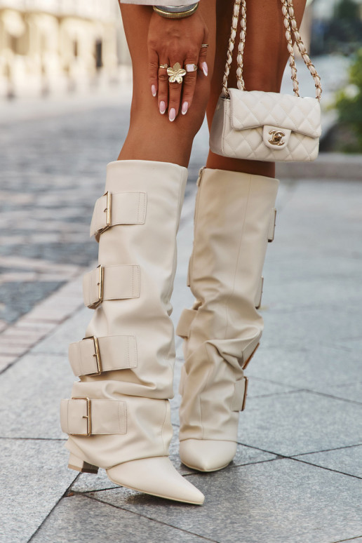 Botas altas de mujer con tacones, punta cosida y hebillas doradas color marfil Isavelle Botas altas de mujer con tacones, punta cosida y hebillas doradas color marfil Isavelle