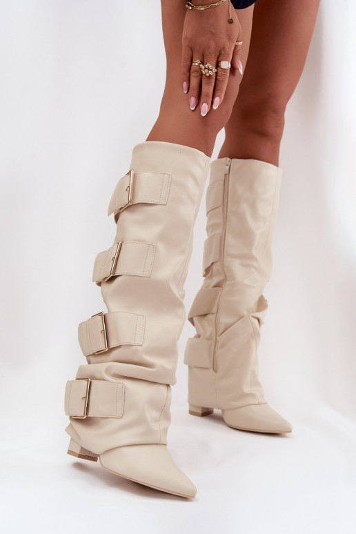 Botas altas de mujer con tacones, punta cosida y hebillas doradas color marfil Isavelle Botas altas de mujer con tacones, punta cosida y hebillas doradas color marfil Isavelle