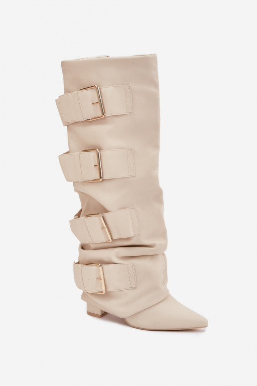 Botas altas de mujer con tacones, punta cosida y hebillas doradas color marfil Isavelle Botas altas de mujer con tacones, punta cosida y hebillas doradas color marfil Isavelle
