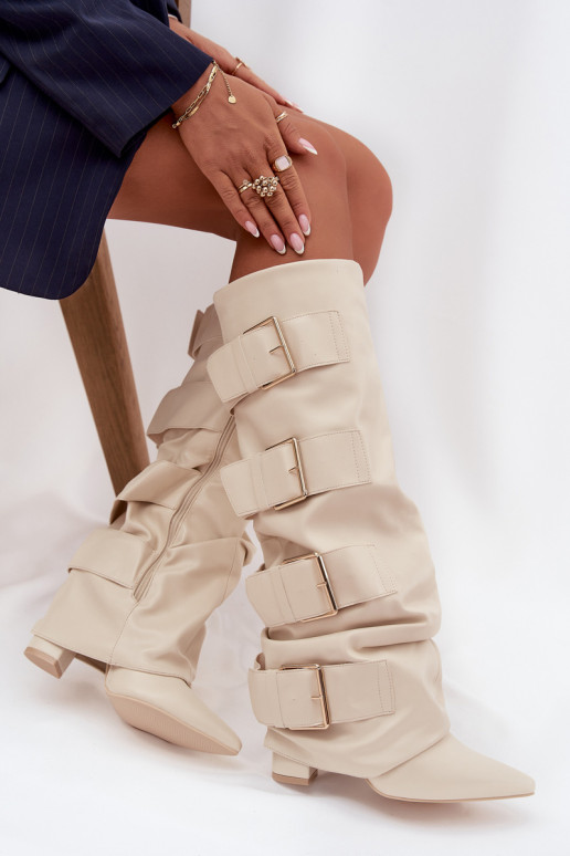 Botas altas de mujer con tacones, punta cosida y hebillas doradas color marfil Isavelle Botas altas de mujer con tacones, punta cosida y hebillas doradas color marfil Isavelle