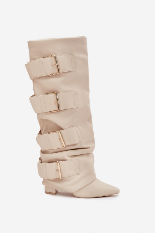 Botas altas de mujer con tacones, punta cosida y hebillas doradas color marfil Isavelle Botas altas de mujer con tacones, punta cosida y hebillas doradas color marfil Isavelle