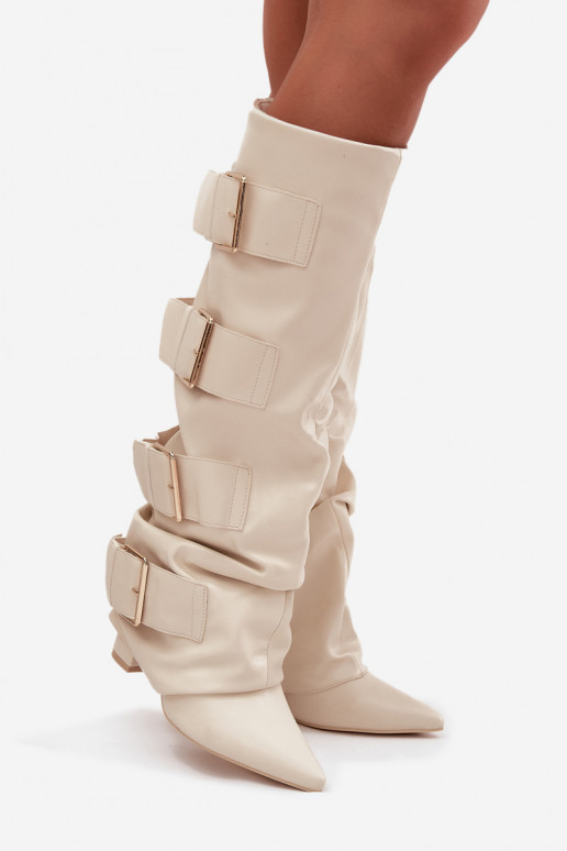 Botas altas de mujer con tacones, punta cosida y hebillas doradas color marfil Isavelle Botas altas de mujer con tacones, punta cosida y hebillas doradas color marfil Isavelle