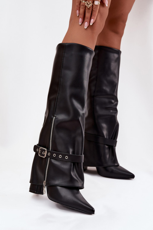 Botas altas de mujer de modelo tipo zueco con tacones decorados de eco cuero color negro Jolivine Botas altas de mujer de modelo tipo zueco con tacones decorados de eco cuero color negro Jolivine