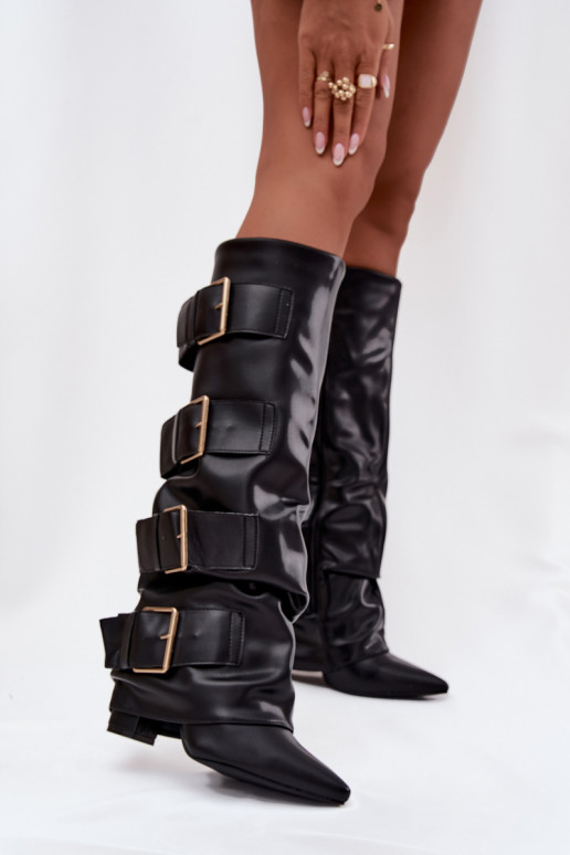 Botas altas de mujer con tacones, punta cosida y hebillas doradas color negro Isavelle Botas altas de mujer con tacones, punta cosida y hebillas doradas color negro Isavelle