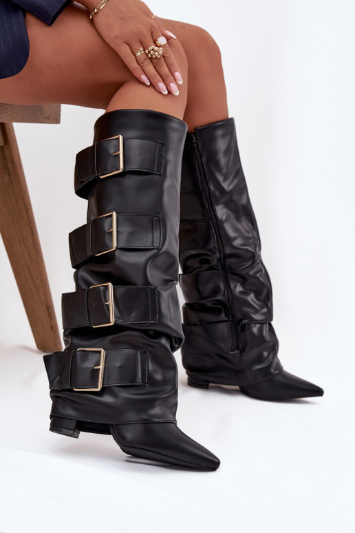 Botas altas de mujer con tacones, punta cosida y hebillas doradas color negro Isavelle Botas altas de mujer con tacones, punta cosida y hebillas doradas color negro Isavelle