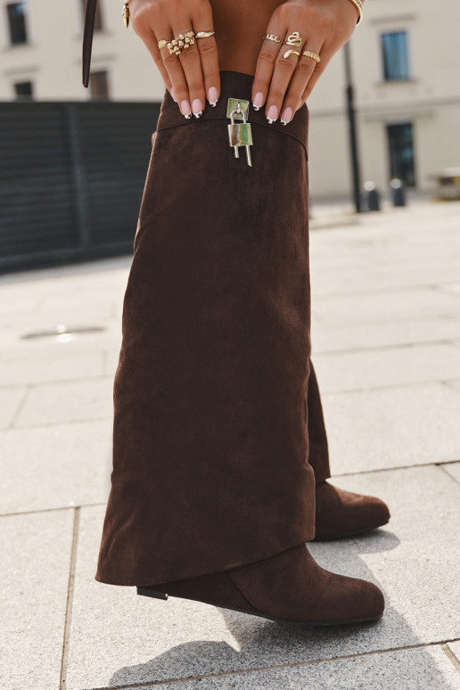 Botas largas de mujer en plataforma con tiras y detalles plateados color chocolate Korivelle