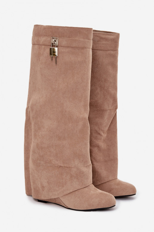 Botas largas de mujer con plataforma, tiras y detalles plateados, color arena Korivelle