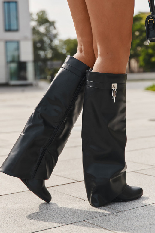 Botas largas de mujer en plataforma con tiras y detalles plateados de cuero ecológico color negro Korivelle