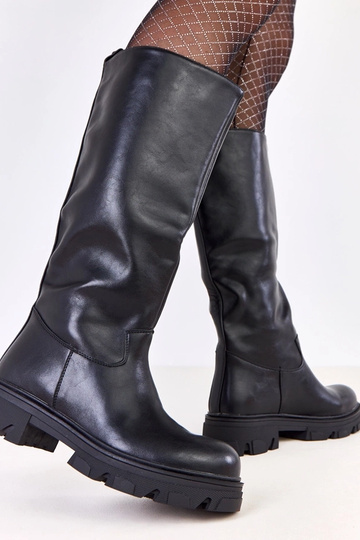 Botas largas negras de piel...