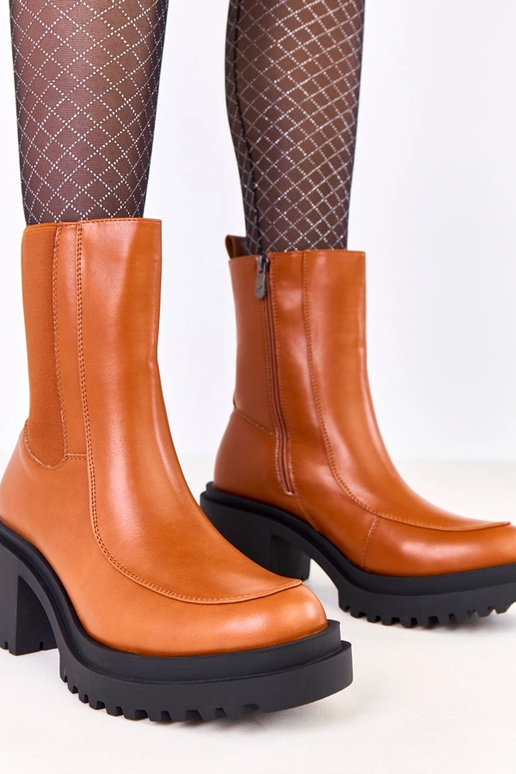 Brązowe botki na słupku z elastyczną...