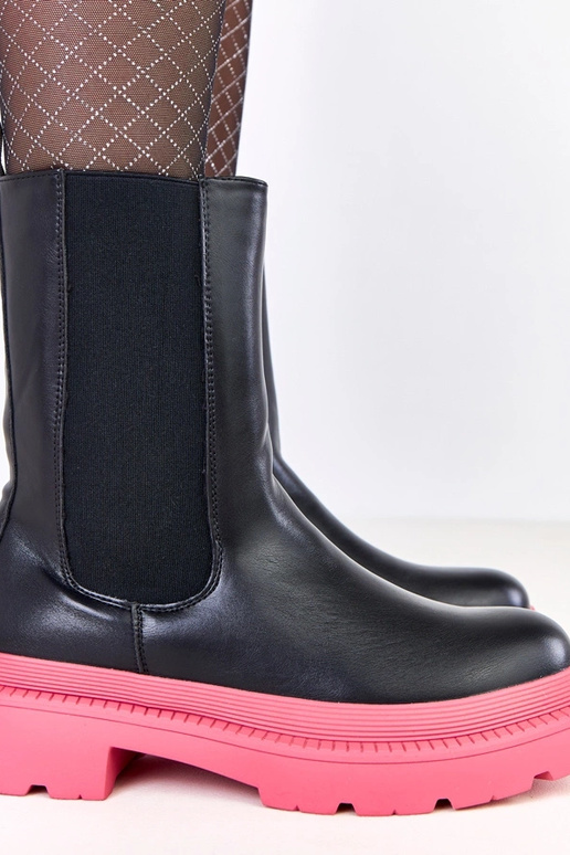 Czarne botki na różowej podeszwie...