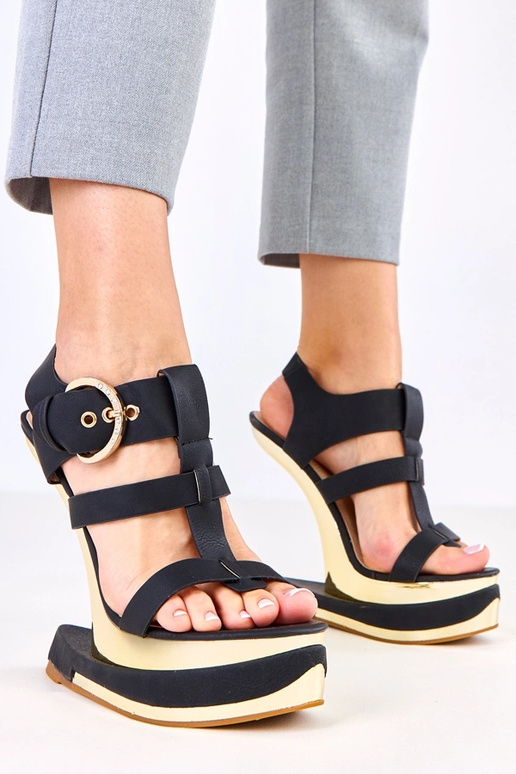 Sandalias negras en tacón futurista,...