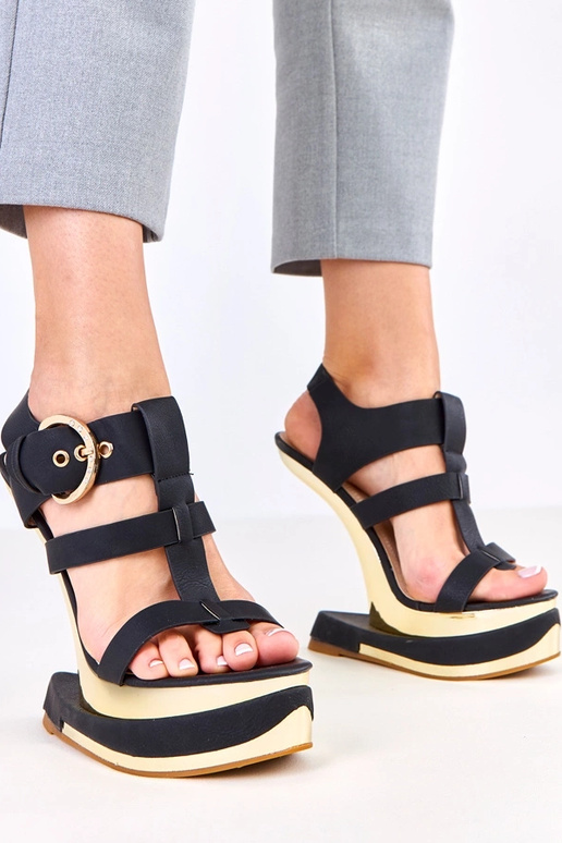 Sandalias negras en tacón futurista,...