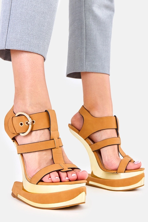 Sandalias marrones en tacón...