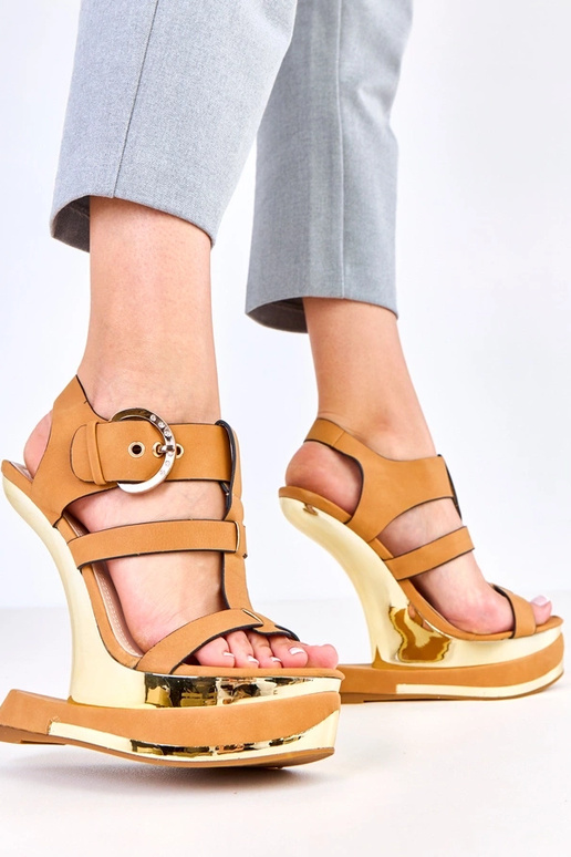 Sandalias marrones en tacón...