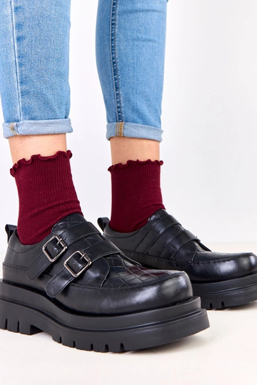 Botines negros sobre suela...