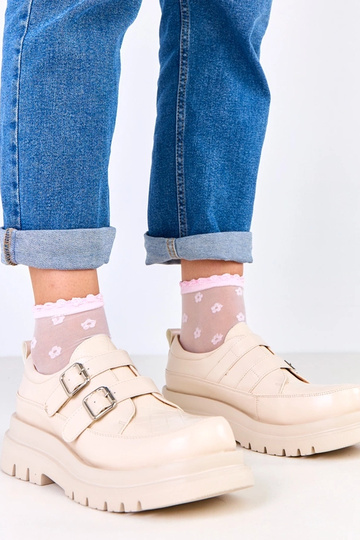 Botines color arena sobre...