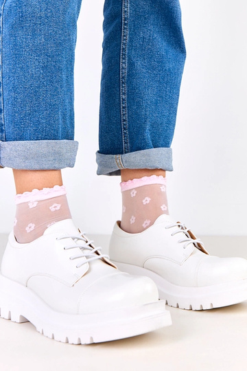 Botines blancos sobre suela...