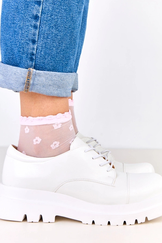 Botines blancos sobre suela rugosa,...