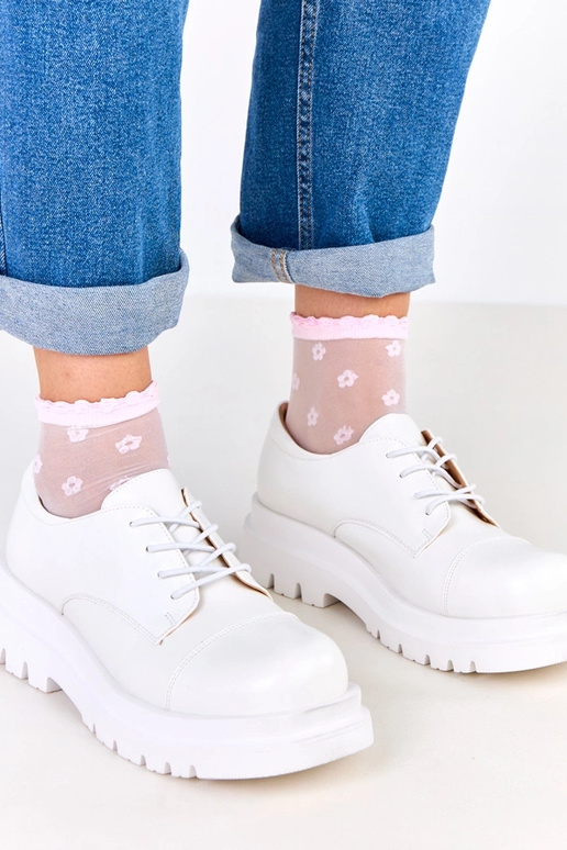 Botines blancos sobre suela rugosa,...