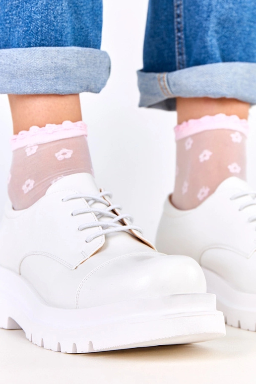 Botines blancos sobre suela rugosa,...