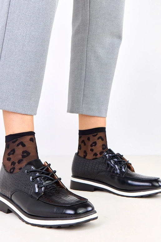 Zapatos negros con relieve y punta...