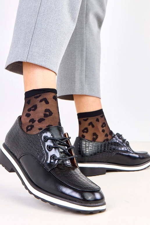 Zapatos negros con relieve y punta...