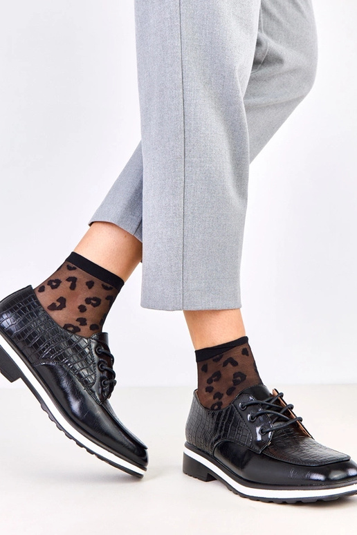 Zapatos negros con relieve y punta...