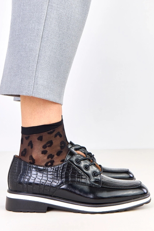 Zapatos negros con relieve y punta...