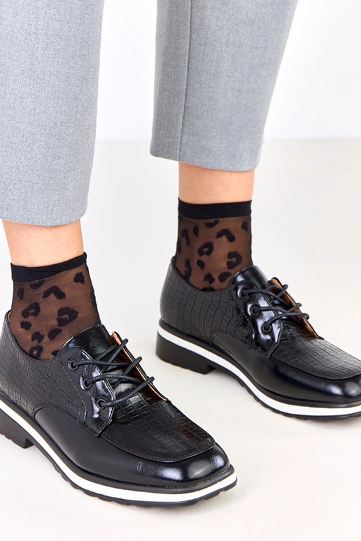 Zapatos negros con relieve y punta...