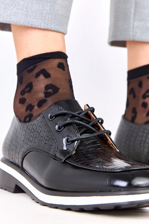 Zapatos negros con relieve y punta...