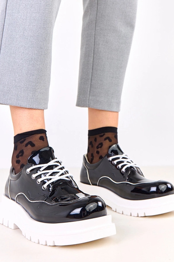 Zapatos negros con suela...