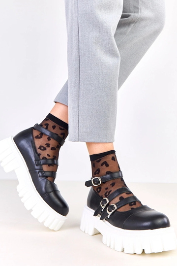 Zapatos negros con suela de...