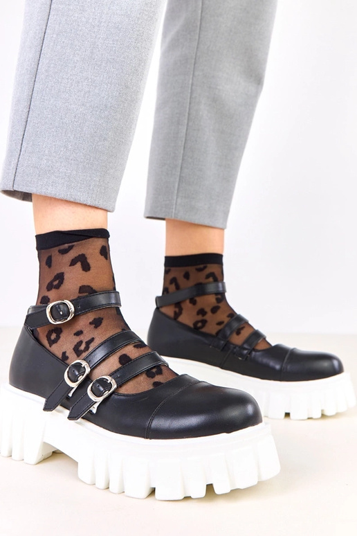 Zapatos negros con suela de tractor...