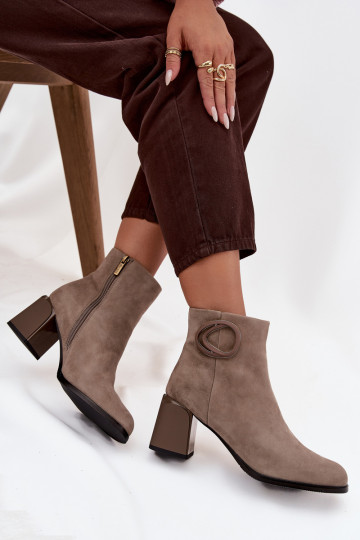 Botas de gamuza cálidas con tacón y detalles decorativos Artiker 57C0014 en color arena