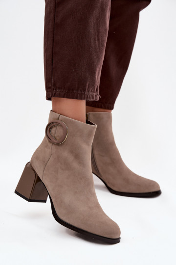 Botas de gamuza cálidas con tacón y detalles decorativos Artiker 57C0014 en color arena 2