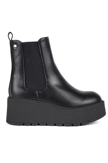 de color negro Zapatos de mujer en una cuña